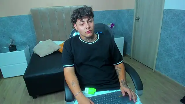 Snapshot of DAMON_SALVATTORE chatting on April 11, 3:44 am DAMON SALVATTORE online show from April 11, 3:44 am