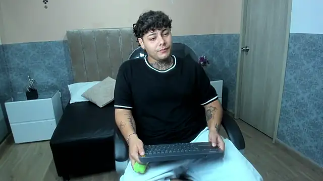 Snapshot of DAMON_SALVATTORE chatting on April 14, 3:34 am DAMON SALVATTORE online show from April 14, 3:34 am