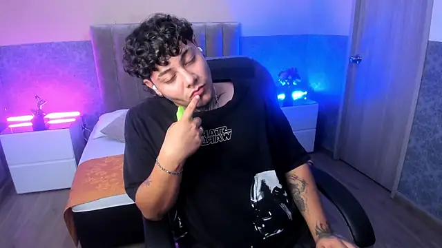 Snapshot of DAMON_SALVATTORE chatting on April 15, 3:35 am DAMON SALVATTORE online show from April 15, 3:35 am