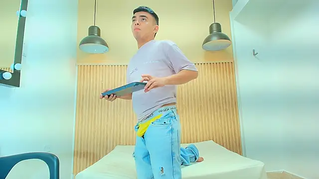 Snapshot of THIAM_KELLER1 chatting on April 8, 11:37 pm THIAM KELLER1 online show from April 8, 11:37 pm