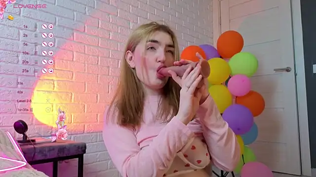 sweetandcuteee online show from June 4, 10:43 am