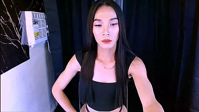 XoTrisha online show from April 13, 2:00 pm