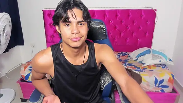 Snapshot of skinny_sam chatting on July 10, 4:39 am skinny sam online show from July 10, 4:39 am