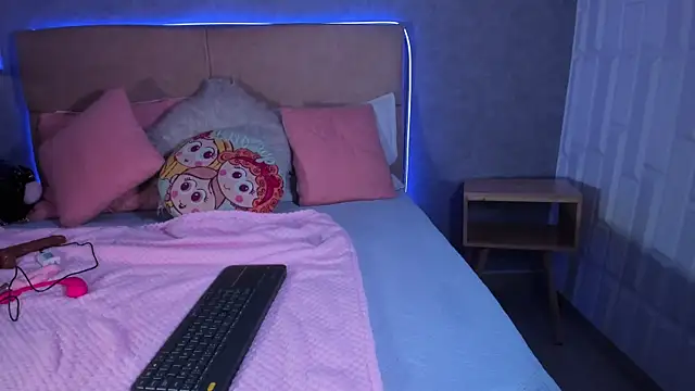 Snapshot of RoxaneBrown chatting on June 23, 7:34 pm RoxaneBrown online show from June 23, 7:34 pm