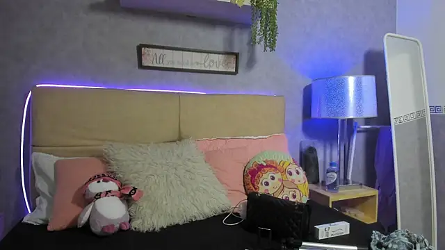 Snapshot of RoxaneBrown chatting on July 10, 7:38 pm RoxaneBrown online show from July 10, 7:38 pm
