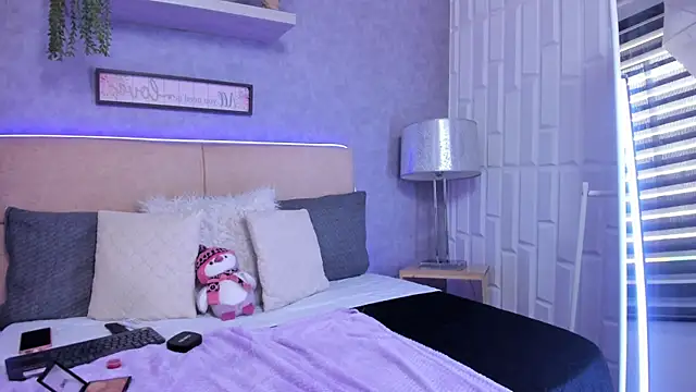Snapshot of RoxaneBrown chatting on July 17, 7:30 pm RoxaneBrown online show from July 17, 7:30 pm