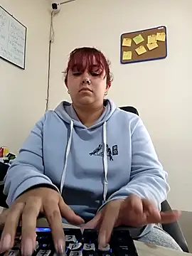 Snapshot of AliceScoot_ chatting on May 9, 5:18 pm AliceScoot online show from May 9, 5:18 pm