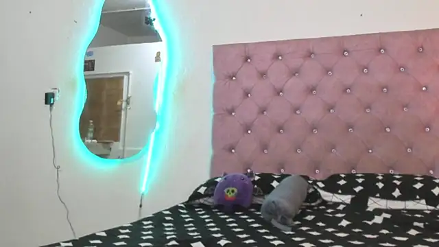 Snapshot of laurenlaine chatting on May 23, 3:38 pm laurenlaine online show from May 23, 3:38 pm