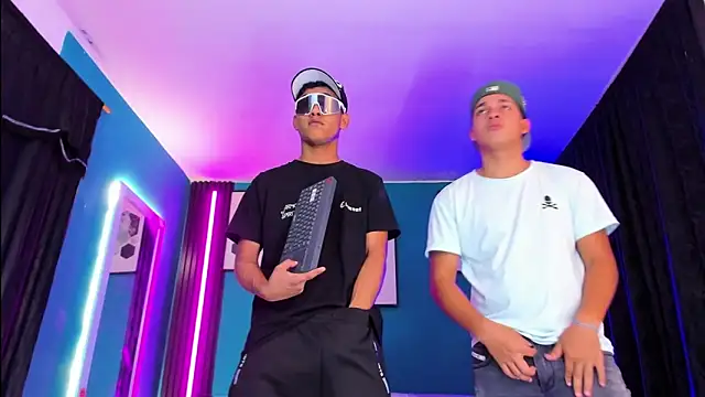  HotWildwolves online show from April 9, 11:54 pm