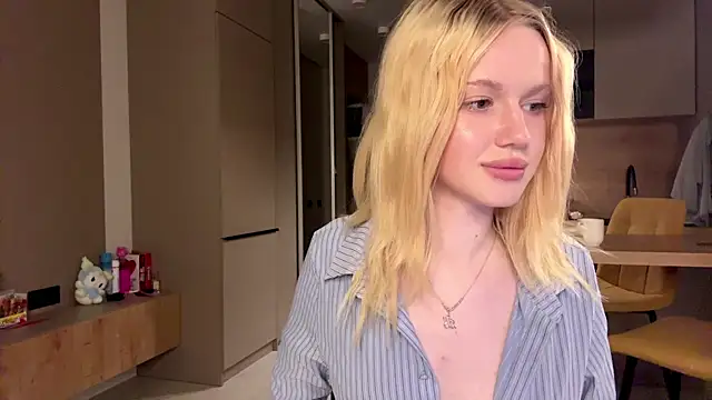 Snapshot of moonavelle chatting on May 19, 1:56 am moonavelle online show from May 19, 1:56 am