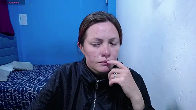 carolinhe26 online show from May 13, 9:11 pm