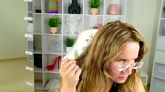 MollyLoll online show from July 28, 5:01 pm