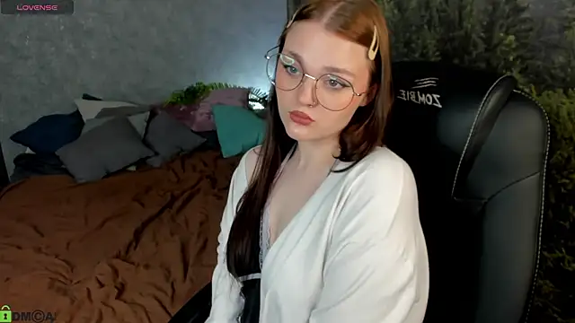 Emilly Hiil online show from May 21, 12:50 am