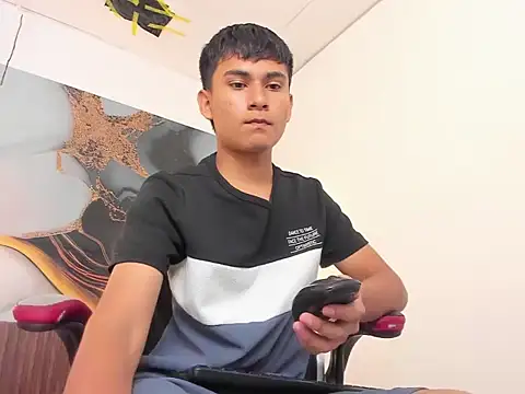 Snapshot of SantiagoCool chatting on April 18, 12:31 pm SantiagoCool online show from April 18, 12:31 pm