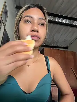 Snapshot of Kimmiebellarie chatting on June 14, 4:53 pm Kimmiebellarie online show from June 14, 4:53 pm