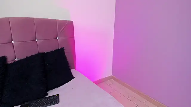 Snapshot of Flor_pink chatting on April 24, 3:42 am Flor pink online show from April 24, 3:42 am