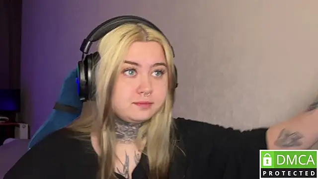 CuteUna online show from April 16, 2:07 pm