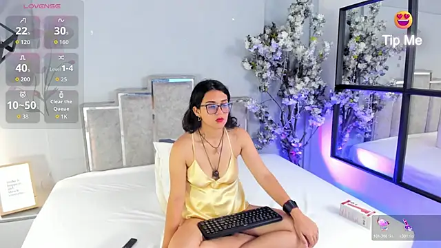 Snapshot of Veronicacarper chatting on April 14, 3:45 am Veronicacarper online show from April 14, 3:45 am