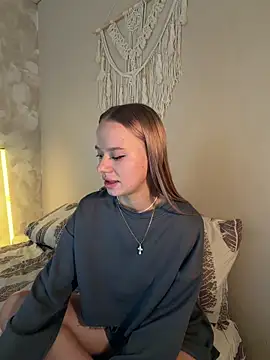 Snapshot of leyaaftermidnight chatting on April 14, 9:15 am leyaaftermidnight online show from April 14, 9:15 am