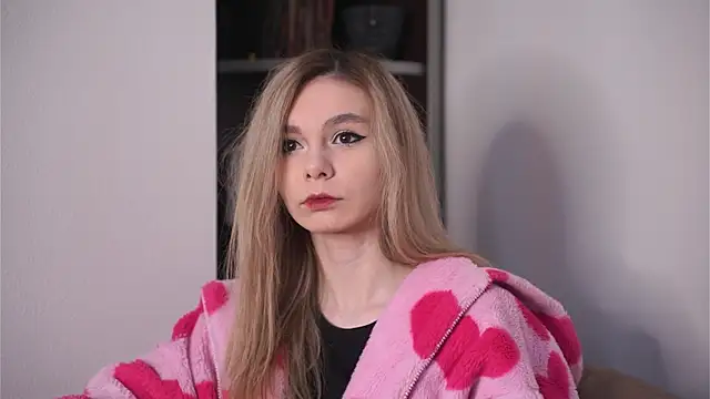 WhitneyBustle online show from April 17, 6:49 am