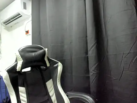 Snapshot of lunallena_17 chatting on June 22, 1:30 pm lunallena 17 online show from June 22, 1:30 pm