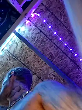 Snapshot of shakemoney6523 chatting on April 12, 5:01 am shakemoney6523 online show from April 12, 5:01 am