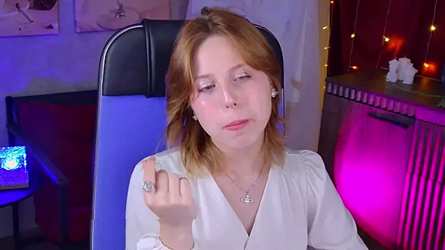 Snapshot of VivienneHebert chatting on June 20, 9:23 am VivienneHebert online show from June 20, 9:23 am