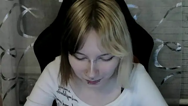 Snapshot of Vi_Nika chatting on April 19, 6:10 pm Vi Nika online show from April 19, 6:10 pm
