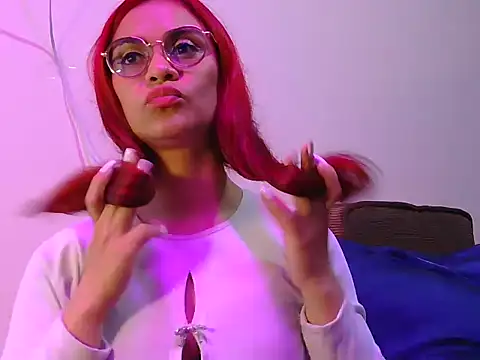 Snapshot of tinny_emiily chatting on April 29, 1:32 am tinny emiily online show from April 29, 1:32 am