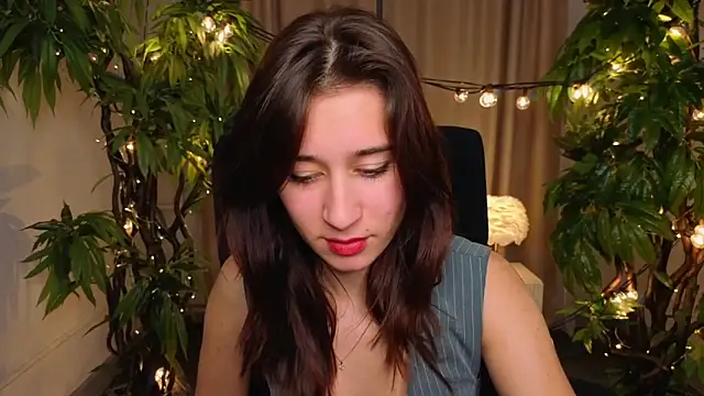 SuzanneJackson online show from April 18, 7:58 pm