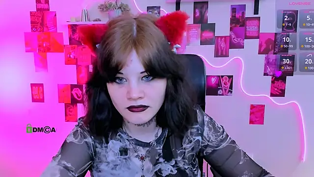 nikki kiss  online show from May 14, 9:05 am