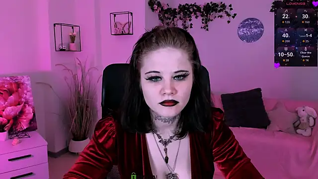 nikki kiss  online show from July 9, 8:40 am