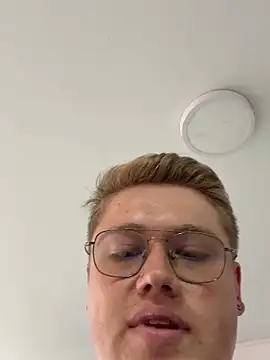 Snapshot of SecretOfficeX chatting on April 13, 4:01 pm SecretOfficeX online show from April 13, 4:01 pm