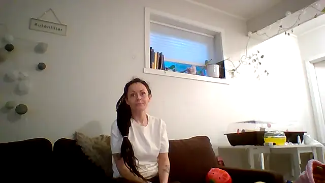 Snapshot of shyhornymommy chatting on July 11, 9:49 pm shyhornymommy online show from July 11, 9:49 pm