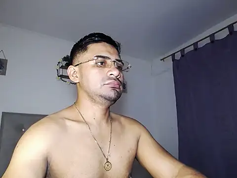 Snapshot of zeussexyhot chatting on May 21, 5:58 am zeussexyhot online show from May 21, 5:58 am