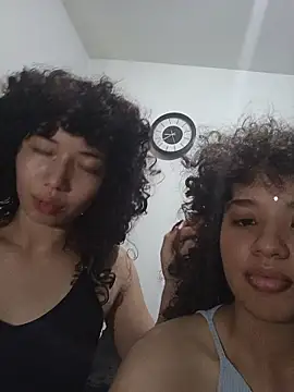 Snapshot of Chloe_and_Violeta chatting on April 24, 7:49 pm Chloe and Violeta online show from April 24, 7:49 pm