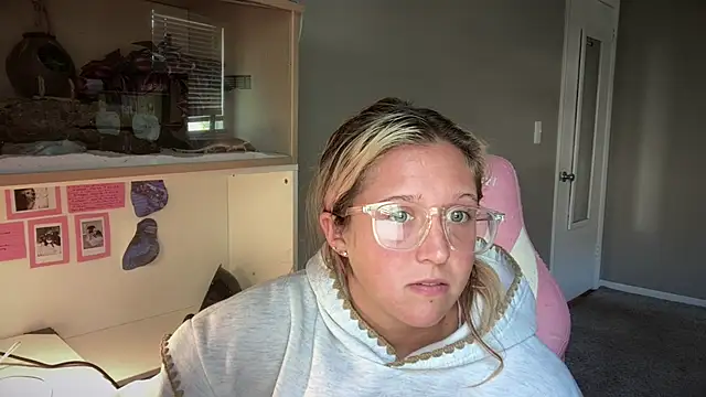 Snapshot of MUSCLEMOMMY1365 chatting on May 8, 3:50 pm MUSCLEMOMMY1365 online show from May 8, 3:50 pm