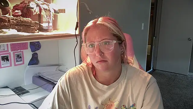 Snapshot of MUSCLEMOMMY1365 chatting on May 12, 3:53 pm MUSCLEMOMMY1365 online show from May 12, 3:53 pm