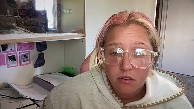 Snapshot of MUSCLEMOMMY1365 chatting on May 14, 3:30 pm MUSCLEMOMMY1365 online show from May 14, 3:30 pm