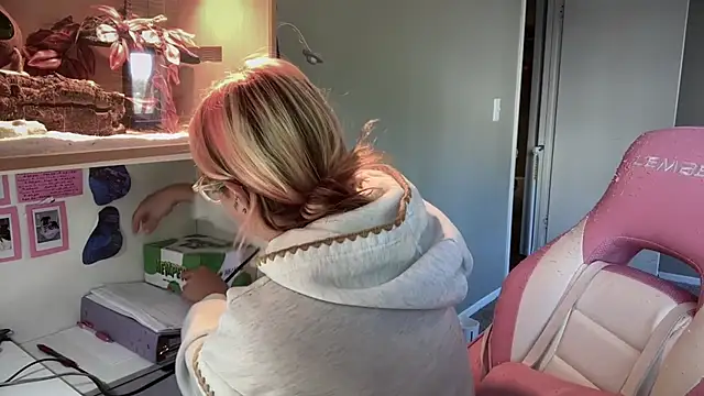 Snapshot of MUSCLEMOMMY1365 chatting on May 15, 1:40 pm MUSCLEMOMMY1365 online show from May 15, 1:40 pm