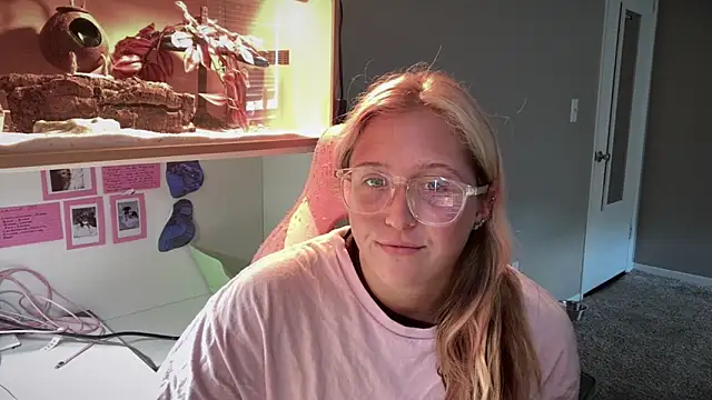 Snapshot of MUSCLEMOMMY1365 chatting on May 17, 8:49 pm MUSCLEMOMMY1365 online show from May 17, 8:49 pm