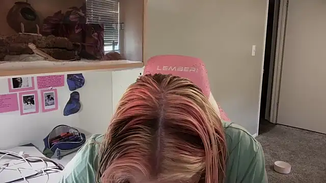 Snapshot of MUSCLEMOMMY1365 chatting on May 18, 4:24 pm MUSCLEMOMMY1365 online show from May 18, 4:24 pm