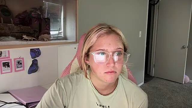 Snapshot of MUSCLEMOMMY1365 chatting on May 25, 7:09 pm MUSCLEMOMMY1365 online show from May 25, 7:09 pm