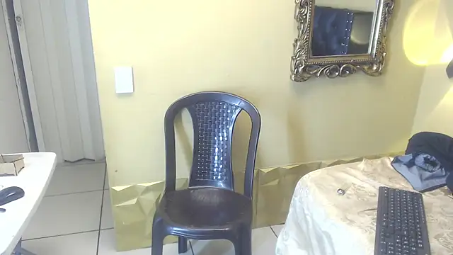 Snapshot of luckk_ chatting on April 23, 6:14 am luckk online show from April 23, 6:14 am