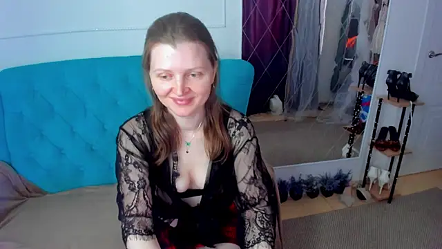 Liza  Evans online show from April 29, 2:15 am