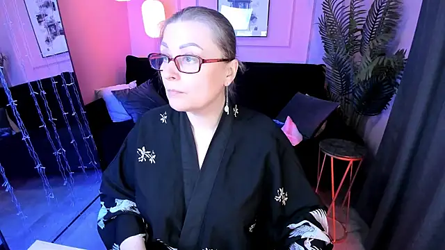 Alexandra Kind online show from April 15, 8:42 pm