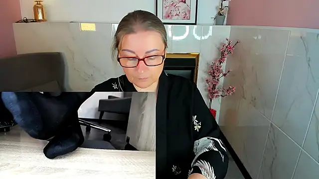 Alexandra Kind online show from June 17, 1:52 am