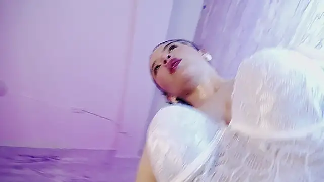 Liah Moretti online show from April 17, 7:50 pm