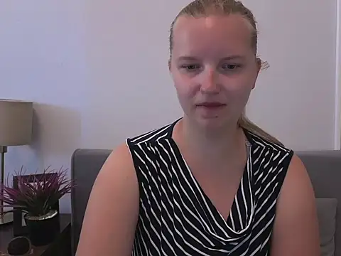 Snapshot of RoseTeacherX chatting on July 2, 7:36 am RoseTeacherX online show from July 2, 7:36 am