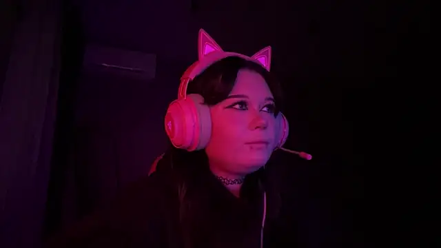 Alinalovelove online show from April 15, 5:09 pm